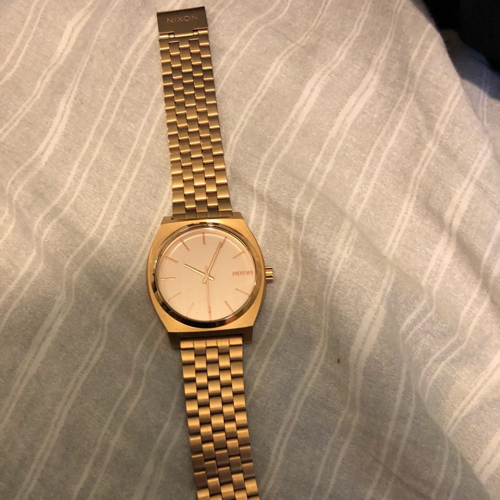 Rose gold nixon time teller